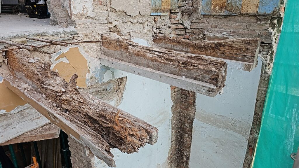 SOS Madera Rehabilitación de vigas estructurales en calle Espartero Valencia
