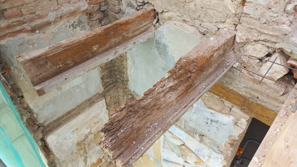 SOS Madera Rehabilitación de vigas estructurales en calle Espartero Valencia