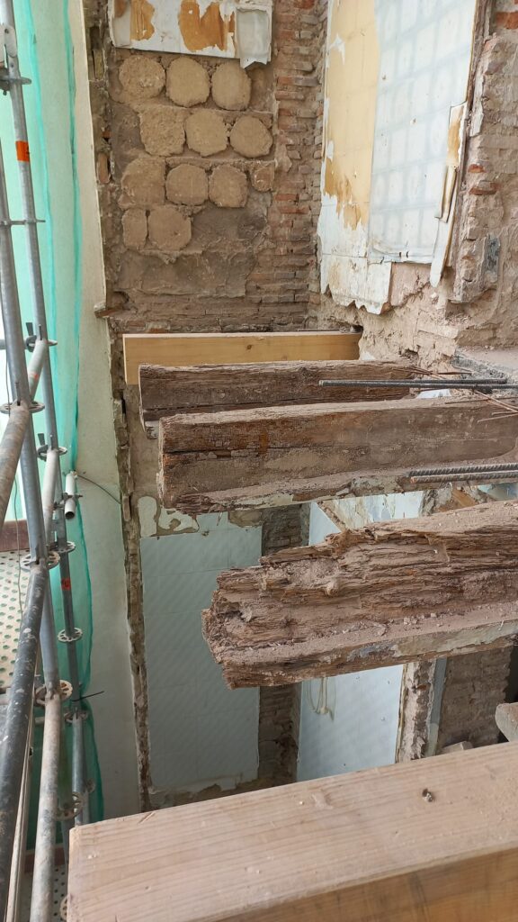 SOS Madera Rehabilitación de vigas estructurales en calle Espartero Valencia
